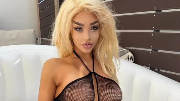 Рожевий скотч на голе тіло колишньої Вербіча – чиста провокація і збудження