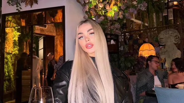 Розкішна пасія Алефіренка яскраво блиснула фірмовим гламуром – вродлива білявка у ефектній ролі