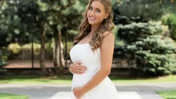 Судакова продемонструвала розкішний вигляд в очікуванні дива – випромінює любов