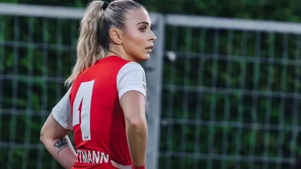 Найвродливіша футболістка підкорює серця та вулиці Парижа – силует зачаровує уяву