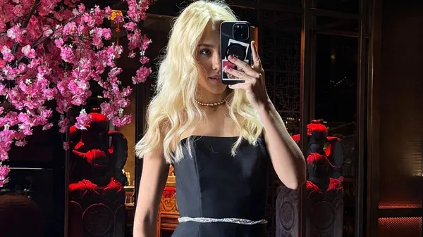 Квіткова у незаконно сексуальній прозорій сукні мотивує гравця збірної України – дивно називає його