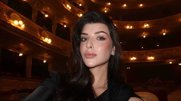 Любовь на поле: жена Очеретько эффектно появилась на стадионе для поддержки любимого