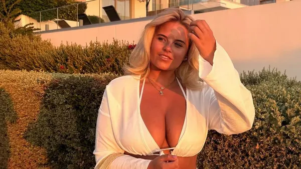 Володарка пишного бюсту – гаряча ring girl збуджує на яхті в крихітному бікіні посеред океану