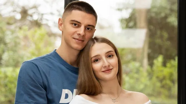 Миколенко зачаровує на рідкісному відео з донечкою – дружина показала натхненні кадри біля моря