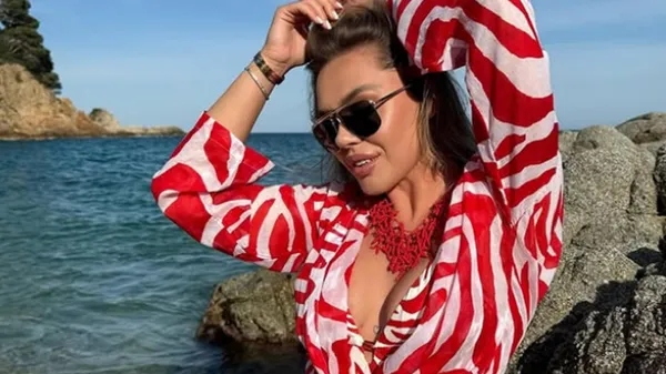 Запальна кохана Федецького заводить у полон пристрасті в сміливому бікіні просто з пляжу