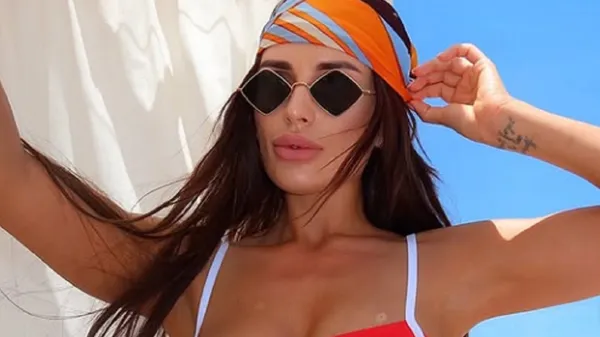 Кандиба підкорює серця і розуму на відпочинку в бікіні: бездоганні форми, що беруть за душу