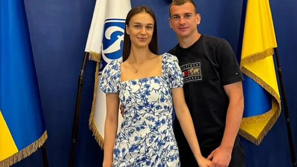 Звезда Динамо с музой наслаждаются временем вдвоем: модный шопинг и нотки романтики