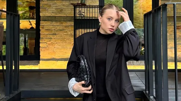 Рожева фантазія – дівчина Єрмакова зачарувала образом на тлі гір