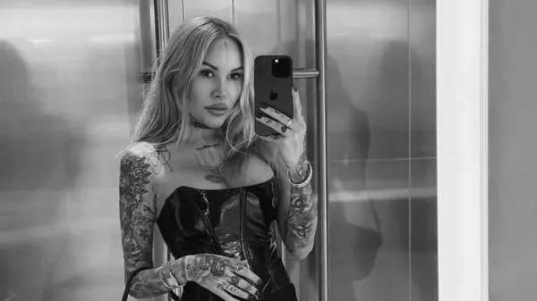 Морозюк интригует аудиторию роскошным букетом от инкогнито – провокация с намеком или случайность?