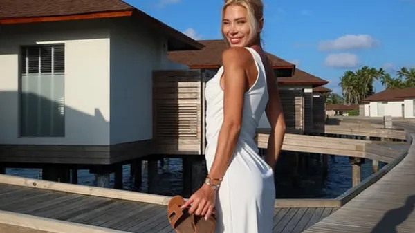 Партнерка Коноплі пестить емоції гарячими вигинами у купальнику – проникає прямо в душу