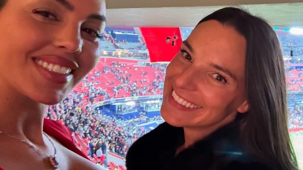 Дівчина Роналду вигуляла зухвалий образ і сумочку ціною у кілька квартир – гламурна бомба