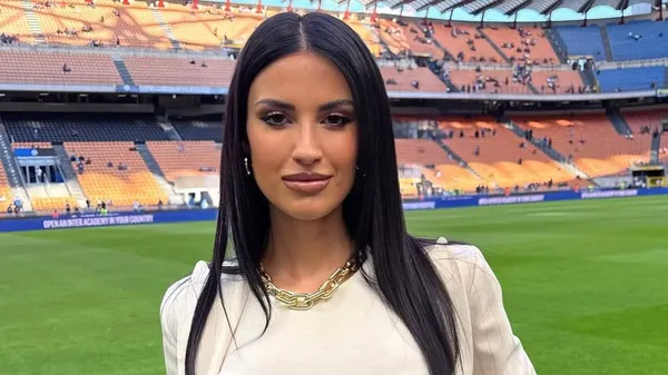 Итальянская ведущая блистает на самых престижных велогонках – пылкая брюнетка ослепила весь Инстаграм