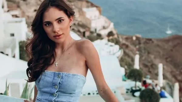 Вогняна краса: муза зірки Шахтаря з'явилася у короткій сукні рівня обкладинки Vogue