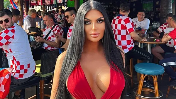 Фанатка збірної Хорватії, влаштувала шоу – груди вистрибують, стегна викликають, сукня не витримує