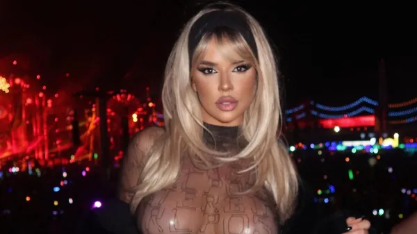 Фанатка Хорватии без тормозов – обнажила пышную грудь в мини-бикини и обольстительно подтянула трусики