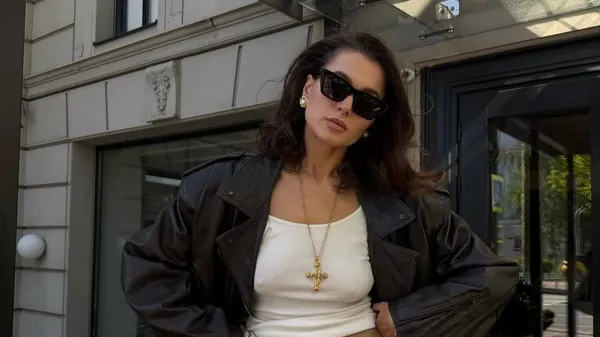 Дружина Дубінчака в обіймах з епатажем знову вражає фанів – модний екстаз від чарівної діви