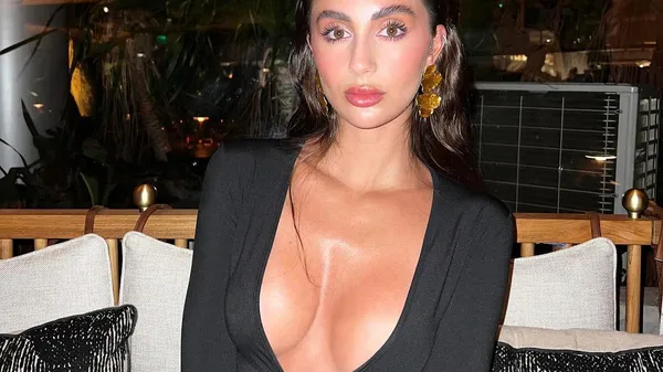 Скандальный хавбек отрывается в формате 2 на 2 – бесстыжая эротика секс-бомбы соперника смущает