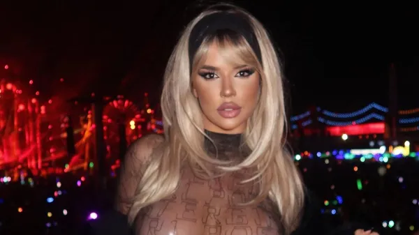 Бікіні ледь тримається: фанатка Хорватії виставила напоказ розкішні груди й спекотні вигини