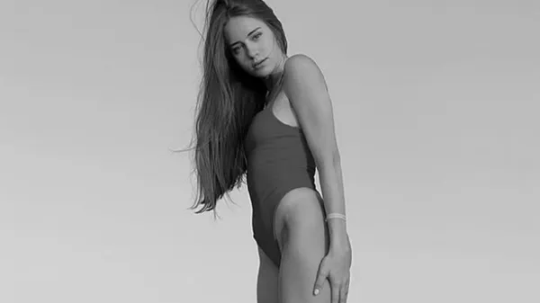 Дівчина Яцика влаштувала стильний спалах у Туреччині – море, сонце і вогняна фігура