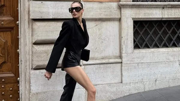 Кохана гравця збірної України знову в центрі уваги: звабливе міні підкреслило всі її переваги