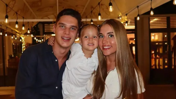 Судаков в объятиях семьи светится счастьем: "Моменты, которые хочется сохранить навсегда"