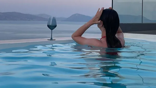 Лобода на вершині світу виблискує в бікіні: забула про податки – фанати вимагають більше таких фото