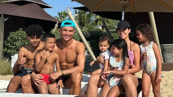 Роналду та Джорджина підкорили мережу новим фото: близнюки і 8 років щастя