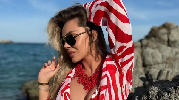 Федецкая в белом купальнике зажгла весь берег – солнце, море и цветы в восторге