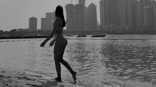 Фантастична дівчина Яцика ловить кайф на відпочинку та лоскоче уяву фігурою в купальнику