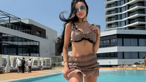 Янакова ловить одеські погляди у білосніжній сукні: ідеальна комбінація легкості та шарму