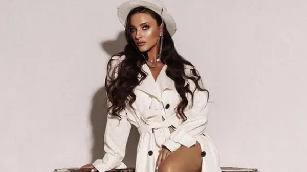 Кохана українського футболіста в ефектній сукні палить Італію та доводить до запаморочення