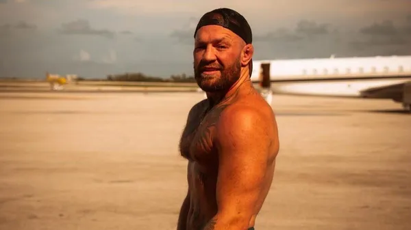 Член Макгрегора злила реперка – смачні поцілунки зі смаглявою дівою, поки наречена не бачить