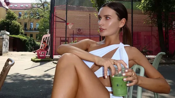 Дівчина Волошина захопила мережу грайливою вечірньою зйомкою де показала свої ніжки