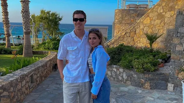 Известный бомбардир женился на берегу озера: обручальные кольца принесла собака – футболистки сборной поражены