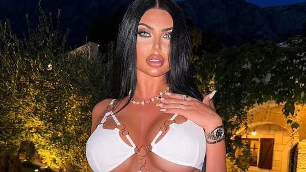 Сексуальная хорватская фанатка в бикини, которое едва прикрывает ее роскошный бюст