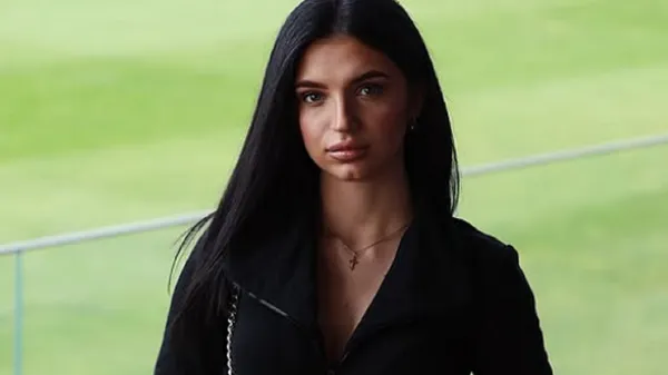 Українська ведуча блискуче показала майстер-клас позування і розкрила фігуру з найкращого ракурсу