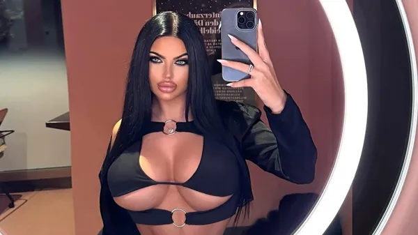 Пышногрудая муза хорватского футбола зажгла корт – горячий топ, ракетка между ногами и взгляд