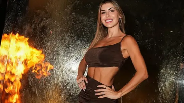 Жаркая возлюбленная чемпиона мира раскаляет сеть тесным купальником и безупречным силуэтом