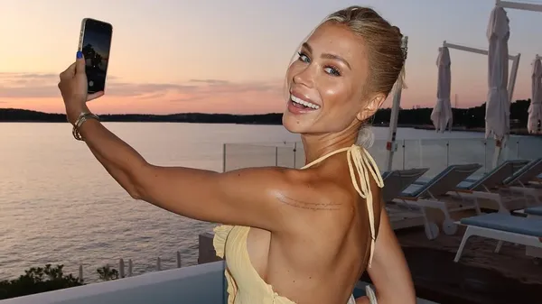 Блондинка з характером – кохана Коноплі похизувалася букетом, який важко підняти