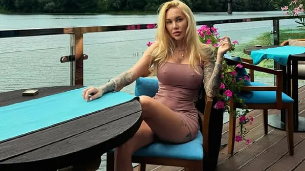 Морозюк молчит о самом пикантном и раздувает интригу формами в дерзком платье