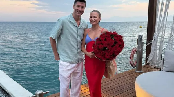 Левандовски любуется силуэтом горячей партнерши: купальник разжигает фантазии и заряжает энергией