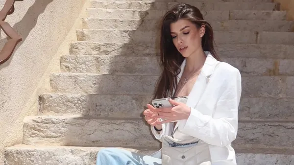 Соблазнительная пассия Очеретько – покорила Львов новыми фотографиями с авто