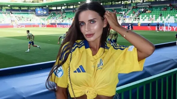 Блискуча дівчина зірки Динамо влаштувала спеку в Києві: вихід без білизни привернув увагу