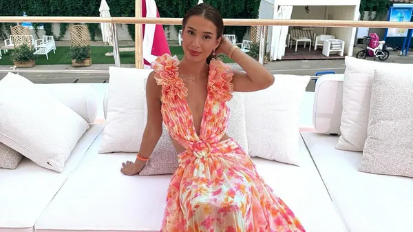 Дівчина Холанда роздягнулася публічно: настільки гаряча, що футболіст знімає її – бездоганні вигини