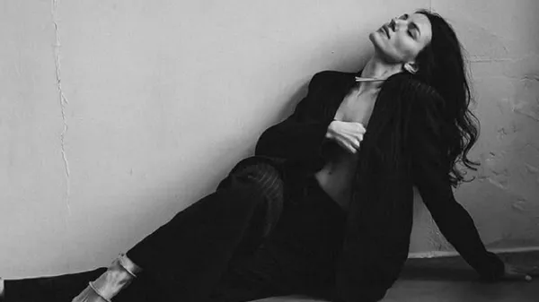 Возлюбленная вратаря Колоса вышла в свет, сверкая элегантностью: друг сразу поддался ее обаянию