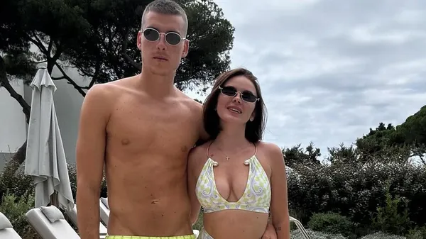 Гаряча пара у синьому – дружина Луніна зачарувала розкішною сукнею поруч із коханим