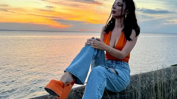 Невероятная Ракицкая среди прованских пейзажей показала фигуру мечты: женственность оставляет послевкусие