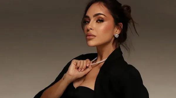 Избранница Шапаренко влюбляет идеальной фигурой в элегантном образе – снова в центре внимания