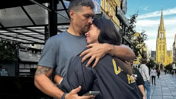 Дружина Усика прилетіла до Лондона, щоб підтримати коханого у вирішальному поєдинку з Дюбуа