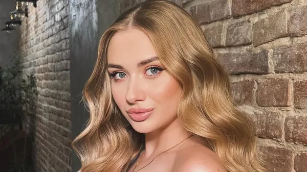 Ніжність у рожевому – дружина Сича розтанула серця стильним образом із ранку до вечора